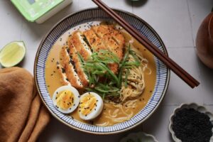 IMG_7276 Bol de ramen garni de tofu katsu croustillant, de nouilles et d’un bouillon savoureux.